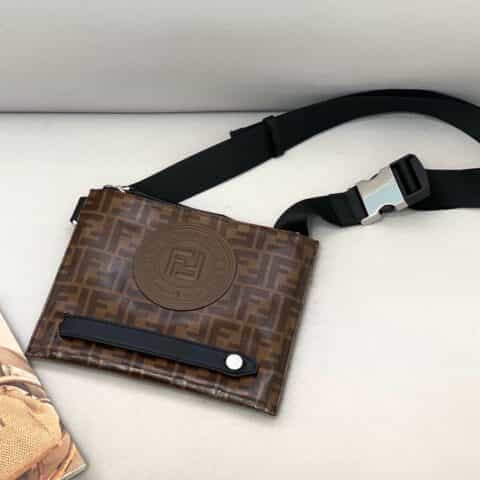 FENDI芬迪压印Ｆ字样斜挎包0182