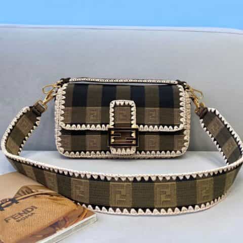 FENDI芬迪拉菲草编织经典双F字样logo法棍包8268M