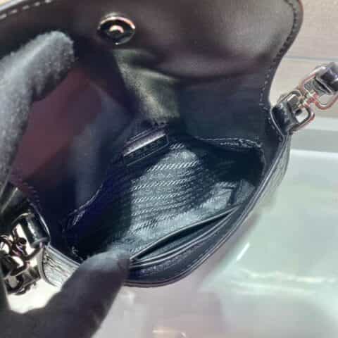 Prada mini鳄鱼纹Cleo系列手袋 1BH188