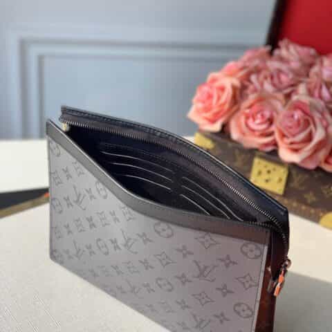 Louis Vuitton LV Pochette Voyage 中号手拿包 M69535