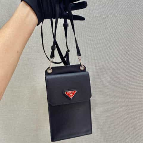 Prada 新款全皮手机包 2VZ068红三角标