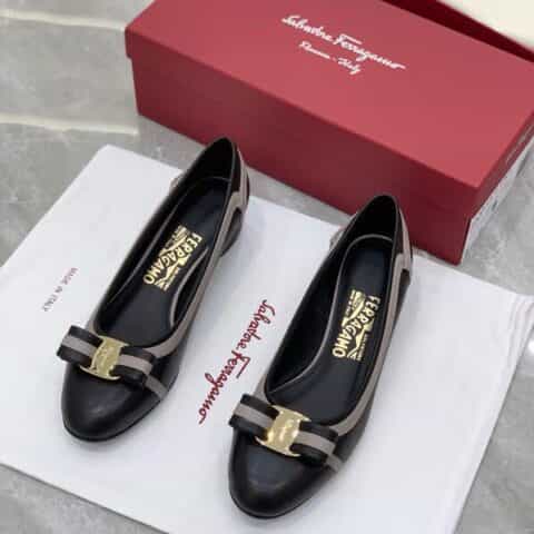 salvatore Ferraga*o  菲拉*慕VARA蝴蝶结圆头真皮拼接线条粗跟单鞋