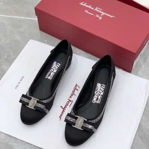 salvatore Ferraga*o  菲拉*慕VARA蝴蝶结圆头真皮拼接线条粗跟单鞋