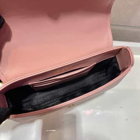 Prada Saffiano皮革单肩斜挎包 1BD275粉色