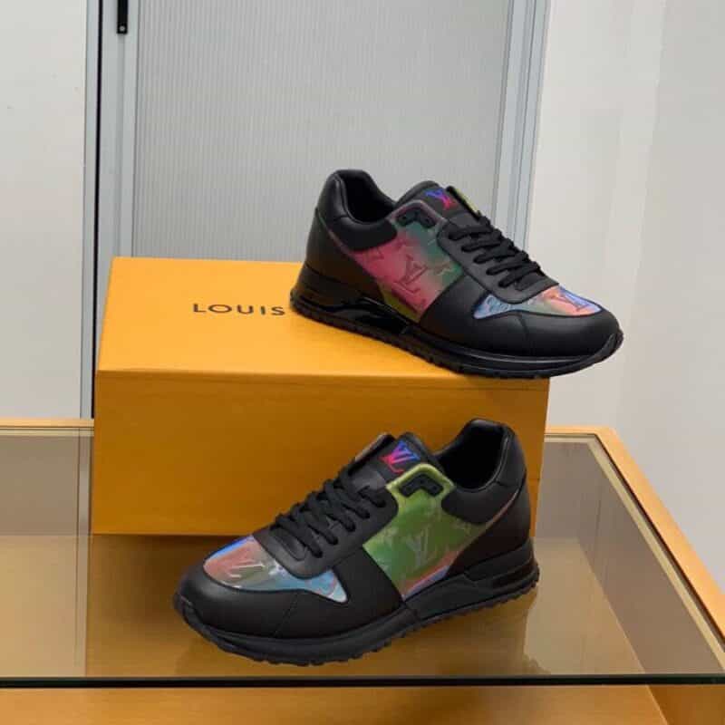 LV/路易威登   采用炫彩 Monogram 小牛皮和虹彩织物运动鞋