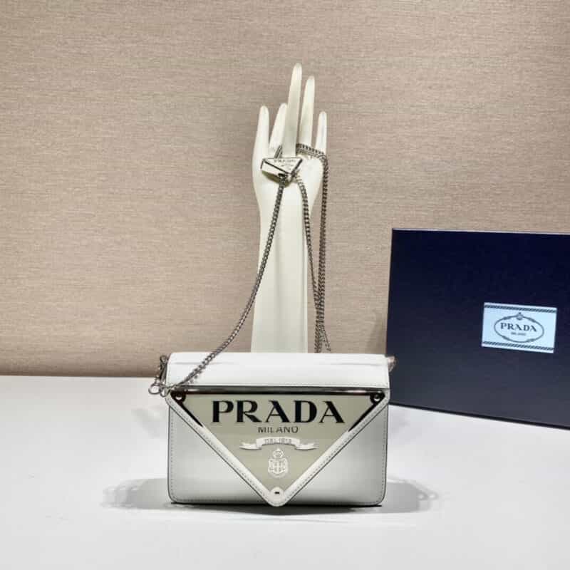 Prada 2021新款大三角形徽标翻盖包 1BH189白色