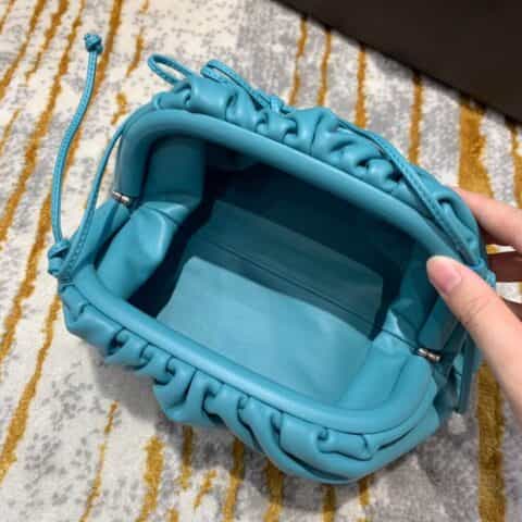 Bottega Veneta The Mini Pouch 云朵包 585852油画蓝