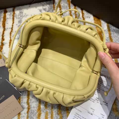 Bottega Veneta The Mini Pouch 云朵包 585852蛋黄