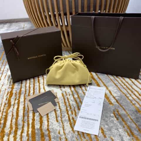 Bottega Veneta The Mini Pouch 云朵包 585852蛋黄