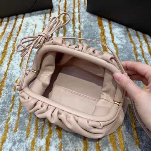 Bottega Veneta The Mini Pouch 云朵包 585852奶茶色