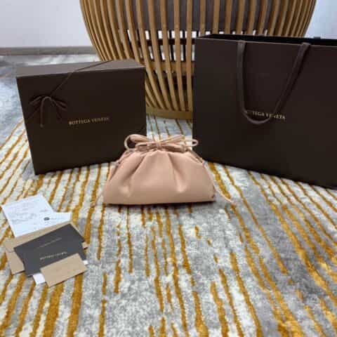 Bottega Veneta The Mini Pouch 云朵包 585852奶茶色