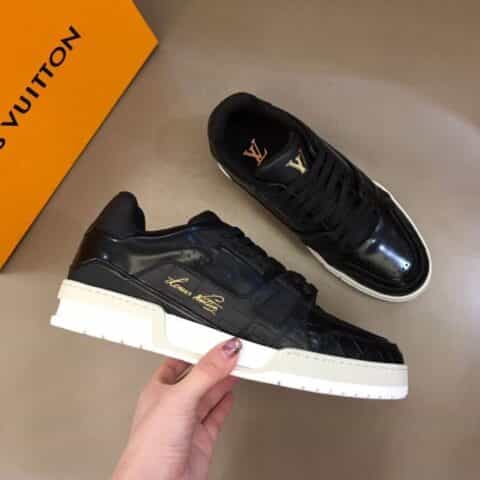 LV/路易威登    采用进口开边珠牛皮黑色开边珠Trainer运动鞋