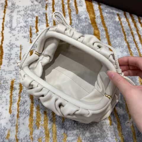 Bottega Veneta The Mini Pouch 云朵包 585852白色