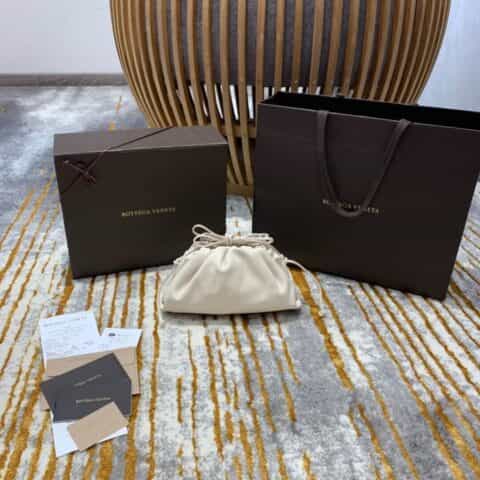 Bottega Veneta The Mini Pouch 云朵包 585852白色