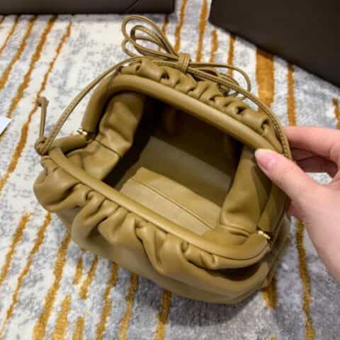 Bottega Veneta The Mini Pouch 云朵包 585852芥末色
