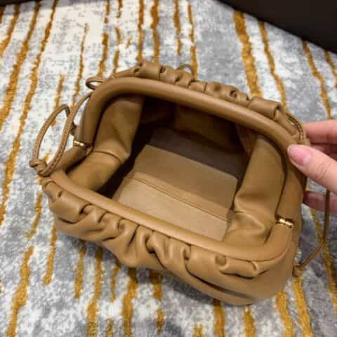 Bottega Veneta The Mini Pouch 云朵包 585852焦糖色