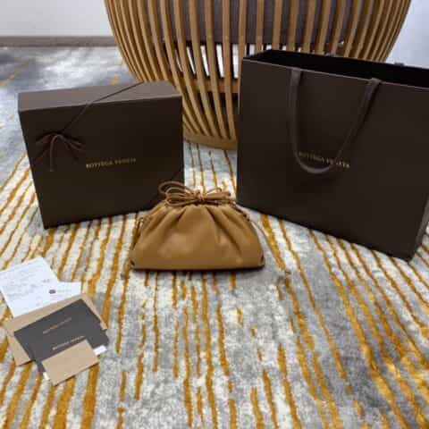Bottega Veneta The Mini Pouch 云朵包 585852焦糖色