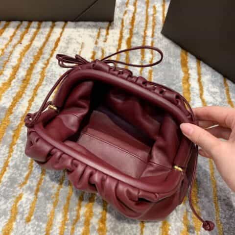 Bottega Veneta The Mini Pouch 云朵包 585852波尔多酒红
