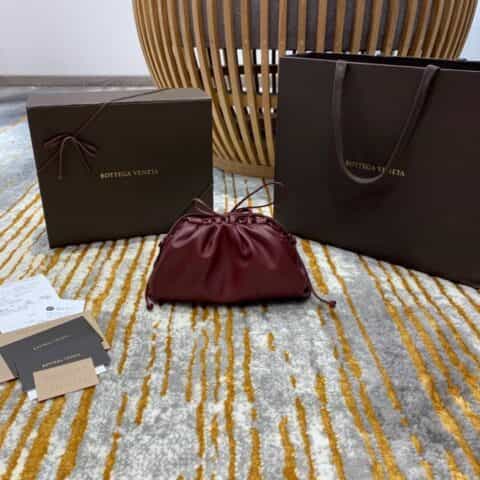 Bottega Veneta The Mini Pouch 云朵包 585852波尔多酒红