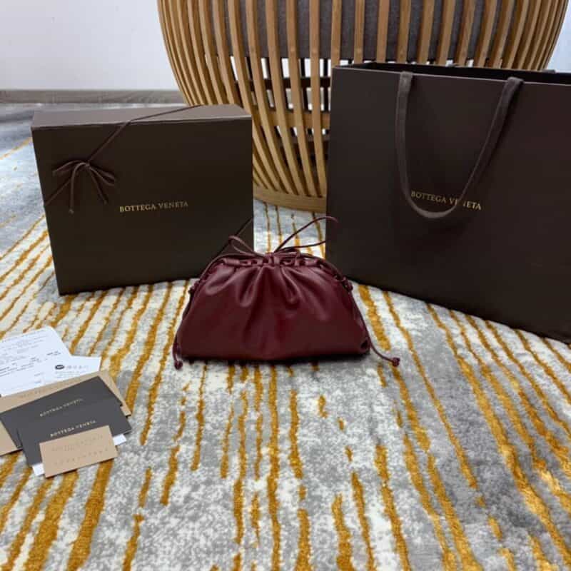 Bottega Veneta The Mini Pouch 云朵包 585852波尔多酒红
