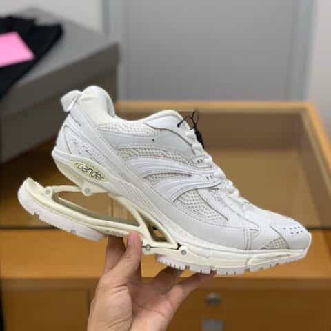 BALENCIAGA巴黎世家    采用网布和尼龙，正面运动B情侣款弹簧鞋