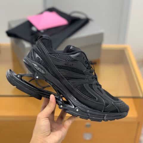 BALENCIAGA巴黎世家    采用网布和尼龙，正面运动B情侣款弹簧鞋