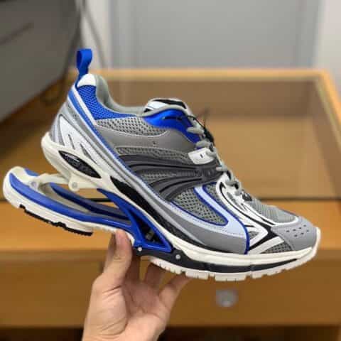 BALENCIAGA巴黎世家    采用网布和尼龙，正面运动B情侣款弹簧鞋