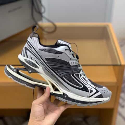 BALENCIAGA巴黎世家    采用网布和尼龙，正面运动B情侣款弹簧鞋