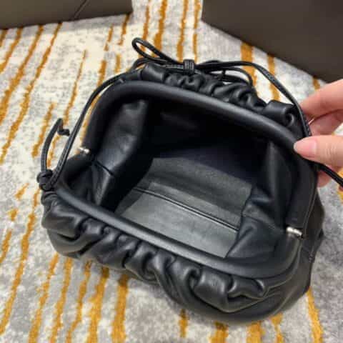 Bottega Veneta The Mini Pouch 云朵包 585852黑色
