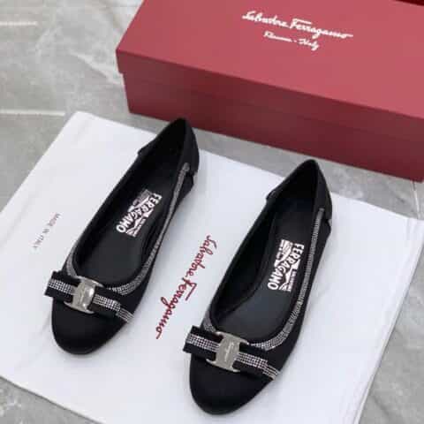 salvatore Ferraga*o  菲拉*慕VARA蝴蝶结圆头真皮拼接线条粗跟单鞋