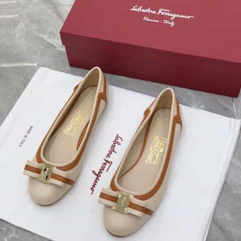 salvatore Ferraga*o  菲拉*慕VARA蝴蝶结圆头真皮拼接线条粗跟单鞋