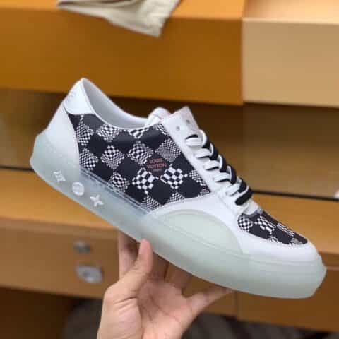 LV/路易威登   2021 春夏男士时装秀男款炫彩运动鞋