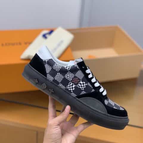 LV/路易威登   2021 春夏系列对 Damier 图案男款炫彩运动鞋
