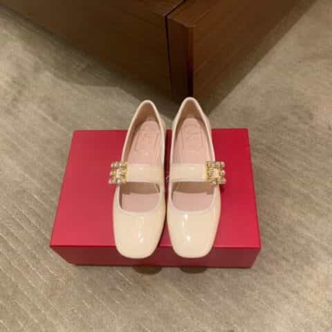 Roger Vivier   进口牛漆皮、韩国天鹅绒复古玛丽珍鞋