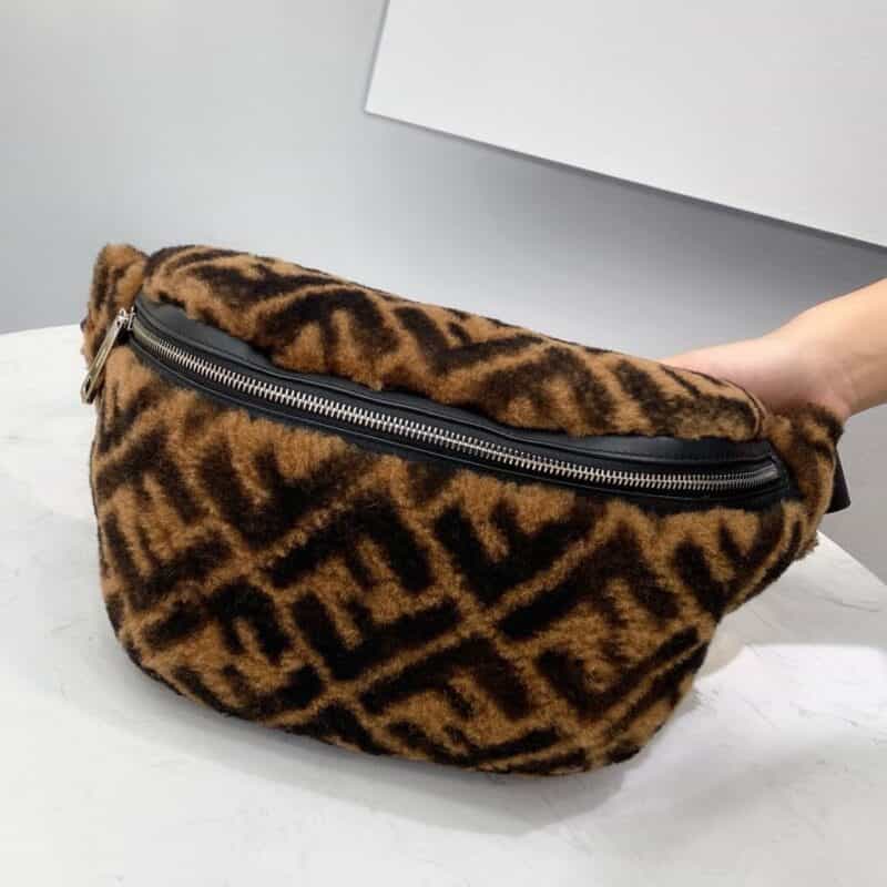 FENDI芬迪牛皮加羊毛压印黑色F图案个性胸包2359A