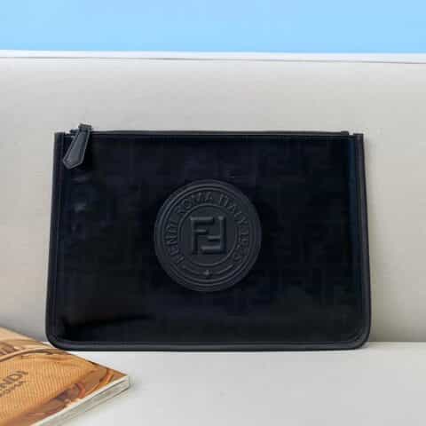 FENDI芬迪小牛皮薄手拿包680