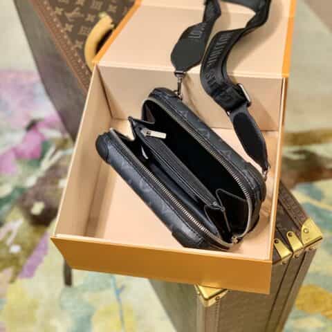 Louis Vuitton LV Horizon Clutch M45579