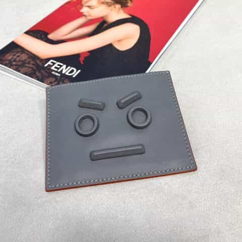 FENDI芬迪“无语”表情小牛皮三家层卡片套0237