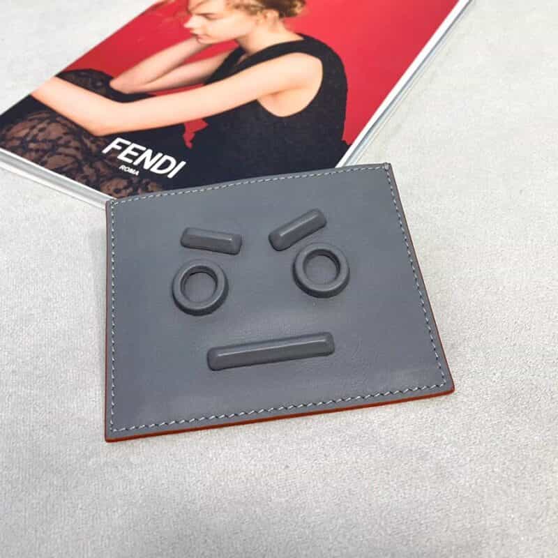 FENDI芬迪“无语”表情小牛皮三家层卡片套0237