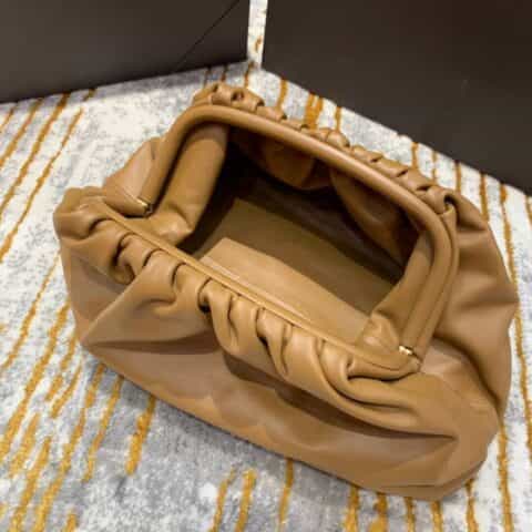 Bottega Veneta The Pouch 40 云朵包 576227焦糖色
