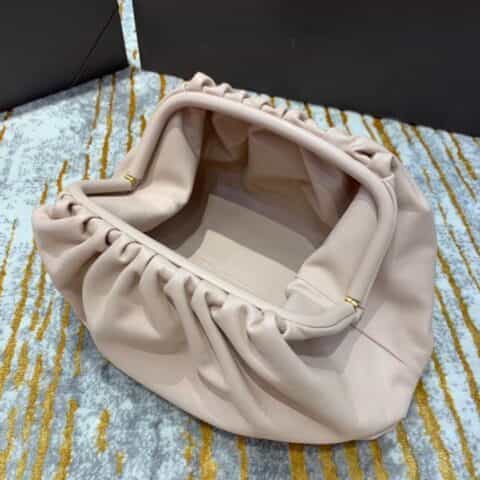 Bottega Veneta The Pouch 40 云朵包 576227奶茶色