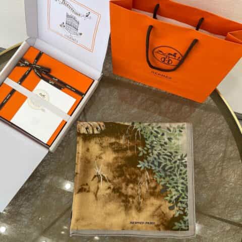 Hermes爱马仕手工卷边山羊绒和真丝混纺披肩