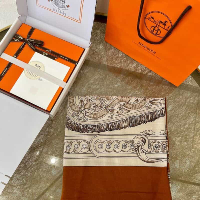 Hermes爱马仕手工卷边山羊绒和真丝混纺披肩