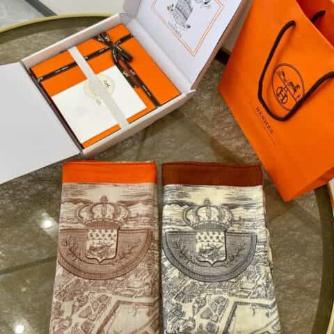 Hermes爱马仕手工卷边山羊绒和真丝混纺披肩