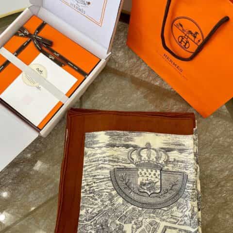 Hermes爱马仕手工卷边山羊绒和真丝混纺披肩