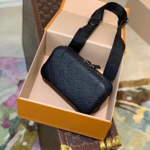 Louis Vuitton LV Horizon Clutch bag M20439