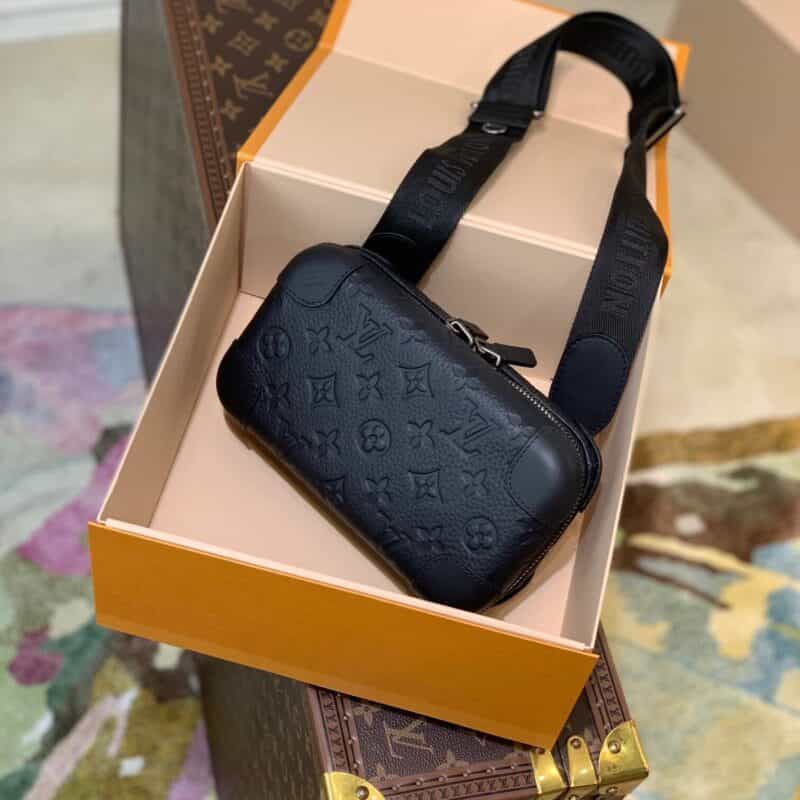 Louis Vuitton LV Horizon Clutch bag M20439