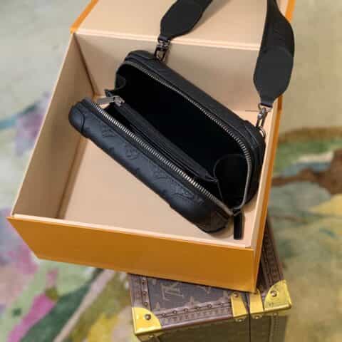 Louis Vuitton LV Horizon Clutch bag M20439