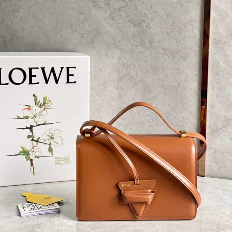 LOEWE罗意威 Barcelona 巴塞罗三角包 0662焦糖色