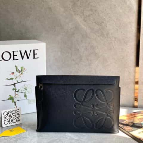 LOEWE罗意威 最新颗粒纹T pouch 系列手包 0219黑色